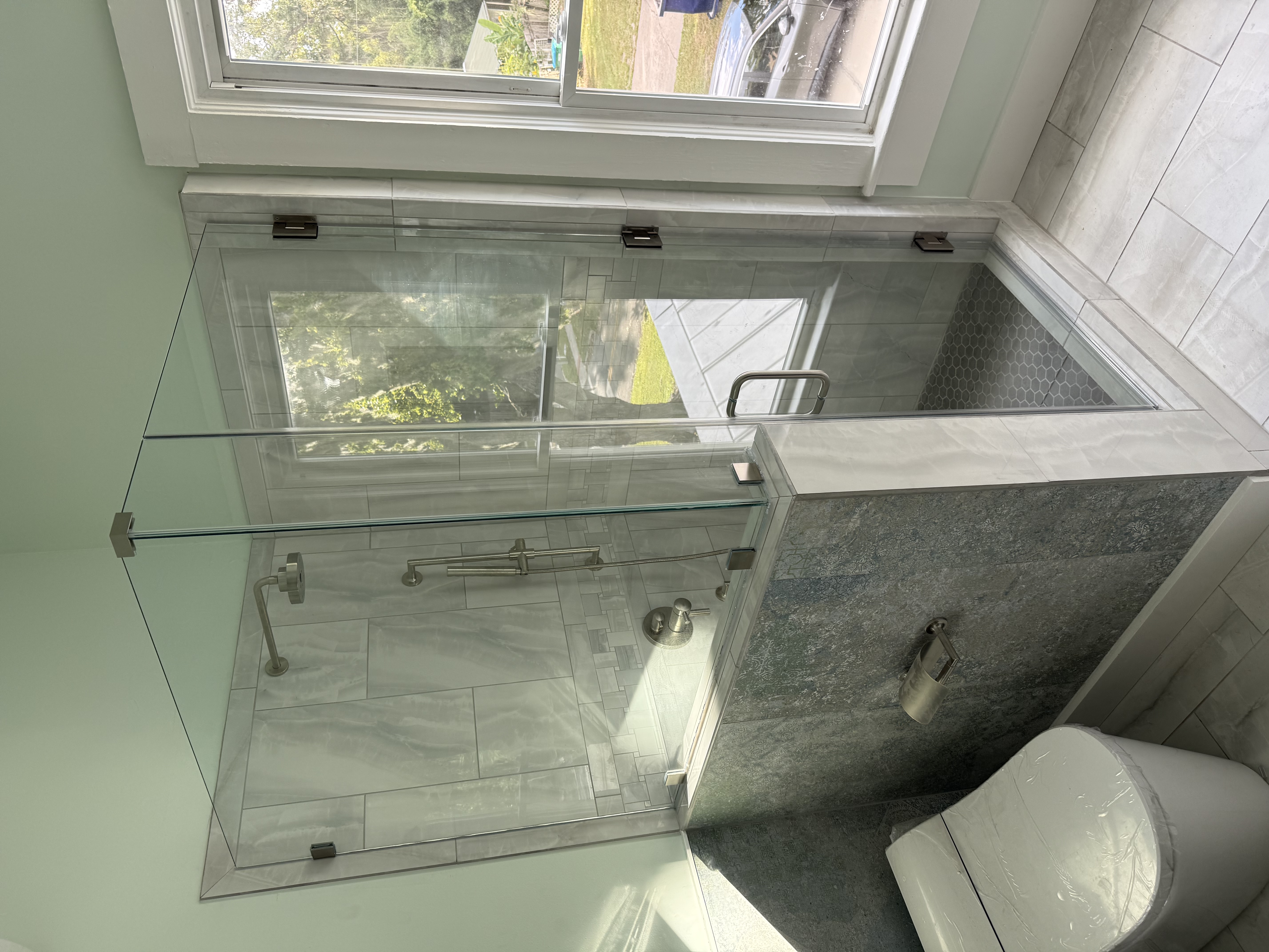 Complex frameless hinge system with inline notched panel and 90 degree return on buttress